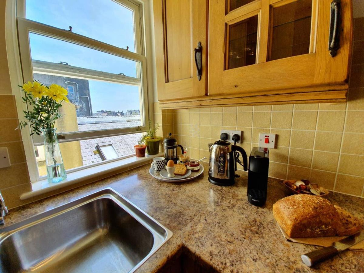 Stylish Flat In Central Tenby & Free Parking Экстерьер фото
